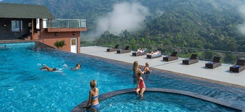 Five-star cliffside infinity pool above the misty hills of Idukki